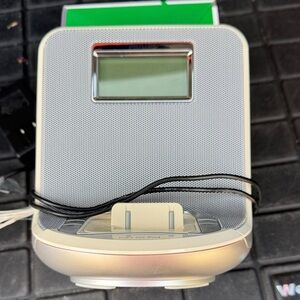 Phillips iPad Docking Speaker with AM/FM radio. Digital tuner with 5 presets